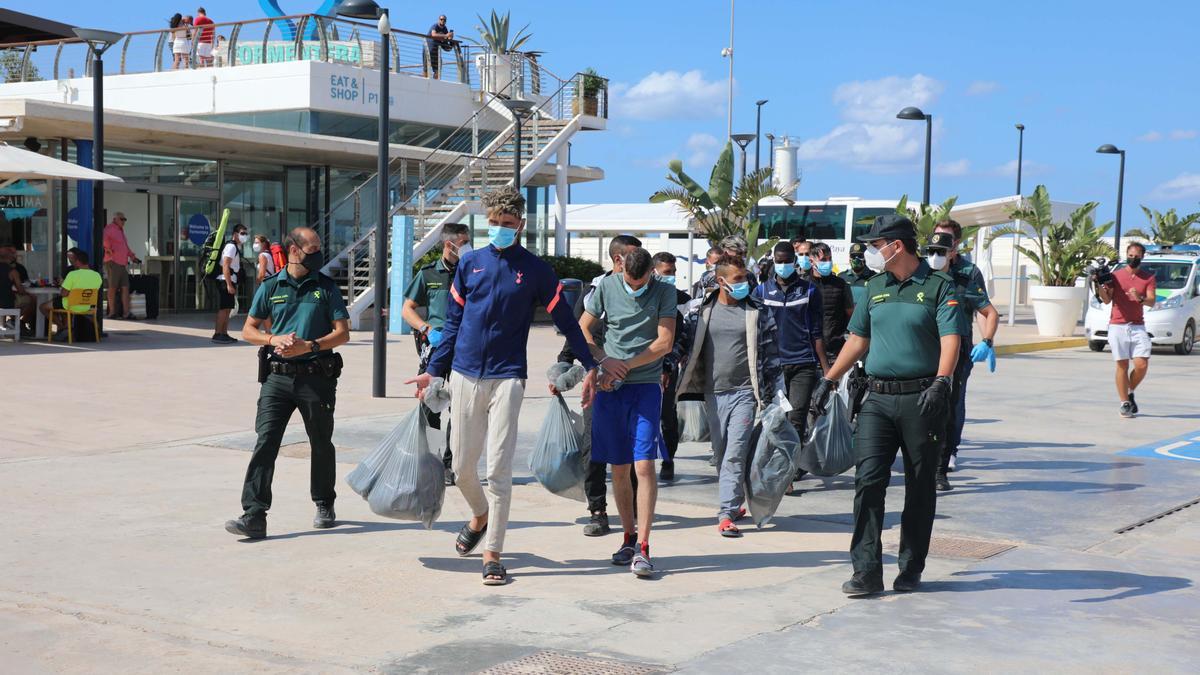 Traslado de los migrantes llegados en patera a Formentera hasta Ibiza