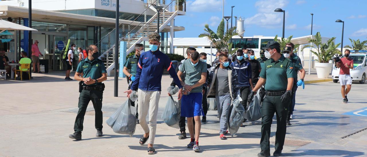 Traslado de los migrantes llegados en patera a Formentera hasta Ibiza durante la jornada de ayer.