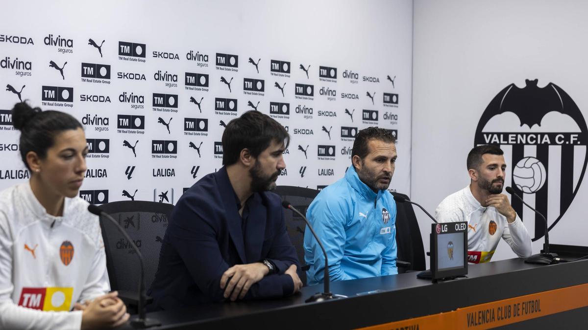 Marta Carro, Javier Solís, Rubén Baraja y José Luis Gayà en rueda de prensa