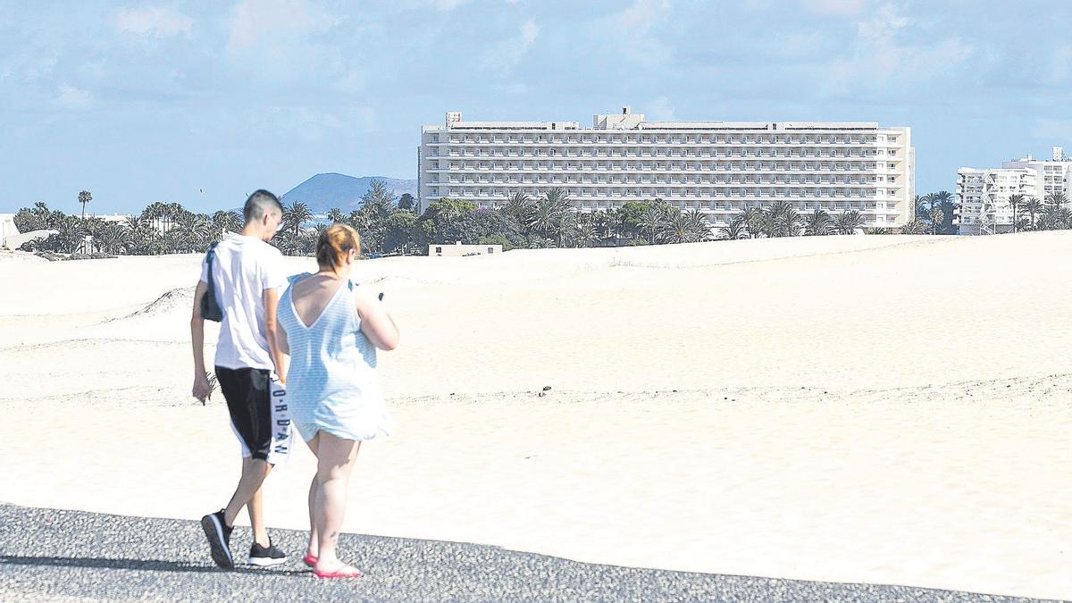 Hotel Oliva Beach, en la playa de Corralejo, sujeto a un contencioso con el Estado; en octubre empezarán obras para su reforma.