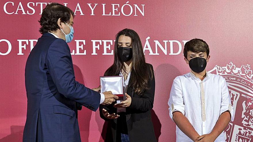 El presidente Mañueco entrega la Medalla al Mérito Profesional a los hijos de Roberto Fraile, Carla y Daniel, en un acto ayer en Salamanca. | Ical