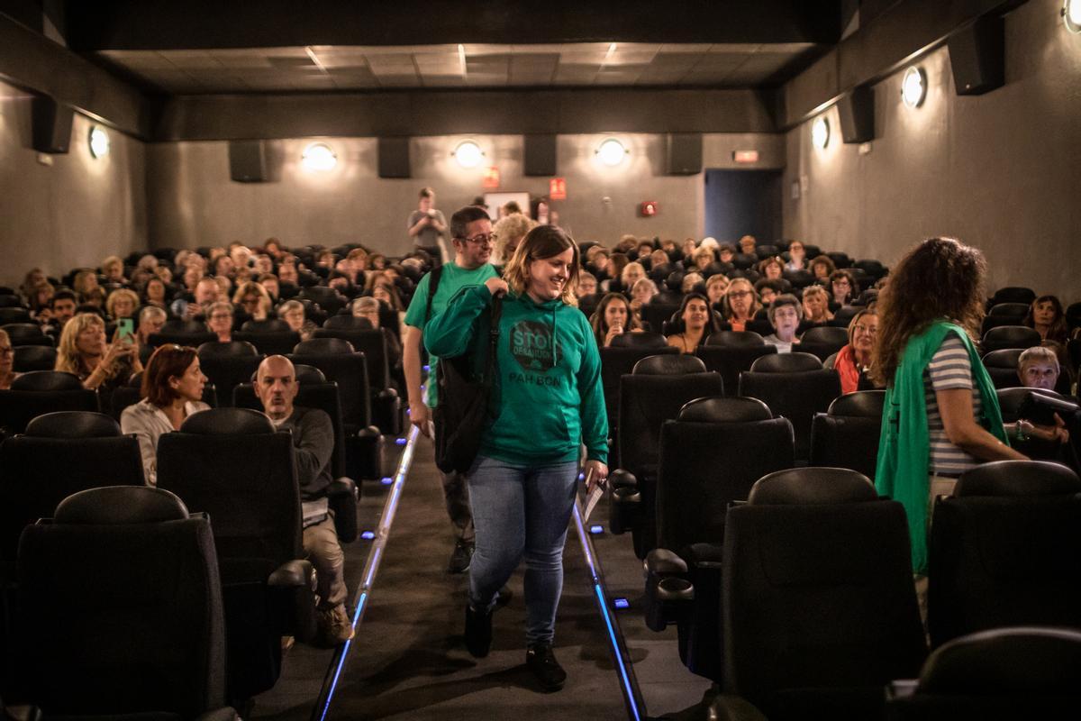 Los activistas de la Plataforma de Afectados por la Hipoteca (PAH) entrando en la sala del cine Renoir Floridablanca, el pasado miércoles.