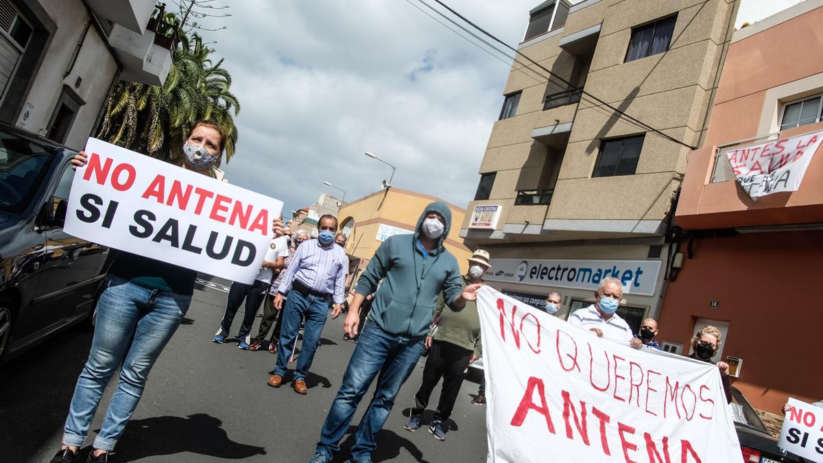 Protesta vecinal en Lomo Los Frailes por la colocación de antenas.