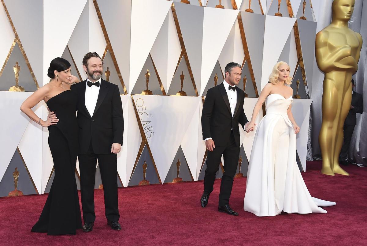 Sarah Silverman, Michael Sheen, Taylor Kinney y Lady Gaga en los Oscar 2016