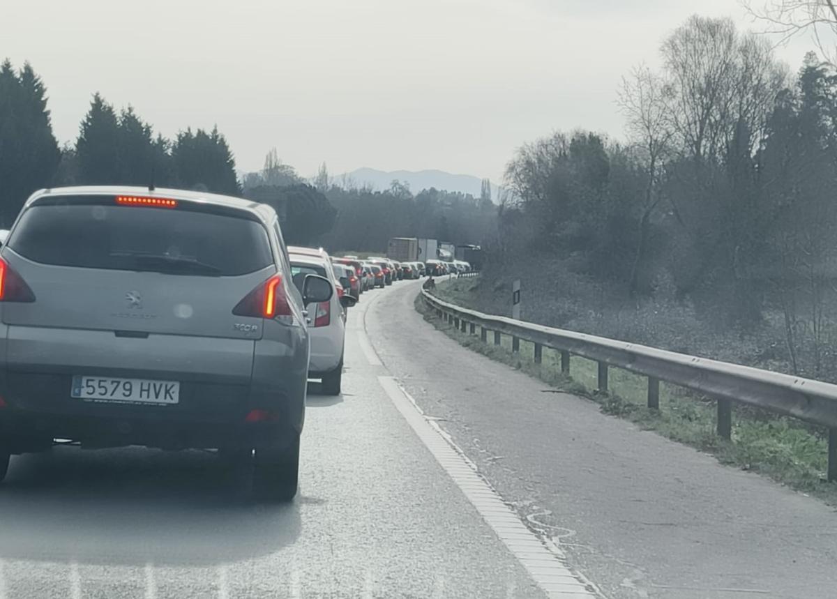 El atasco en la ronda de Oviedo.