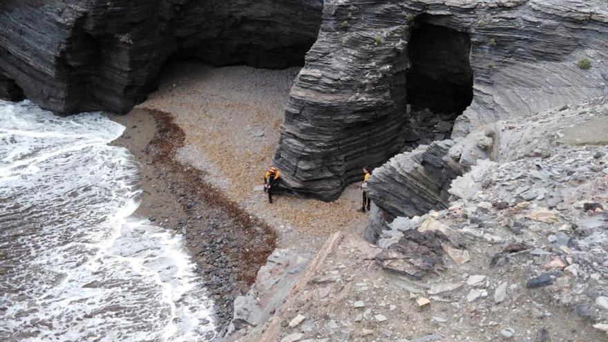 Rescatan al ciclista caído en la cala del Cocón.