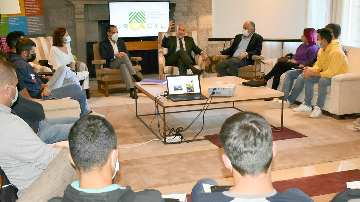 El consejero de Agricultura y Ganadería, Jesús Julio Carnero, participa en una jornada sobre jóvenes cooperativistas organizada por URCACyL, en Puebla de Sanabria (Zamora)