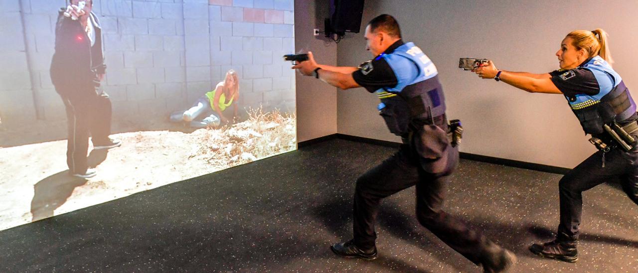 La Policía Local de Santa Lucía haciendo prácticas en una sala de tiro virtual