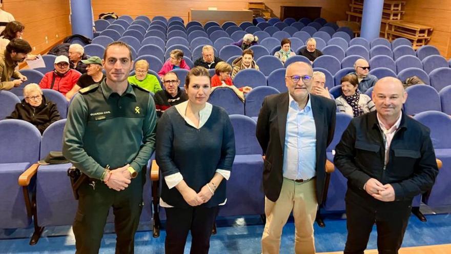 Abel Losada, junto al alcalde, Pablo Castillo, ayer en Covelo.