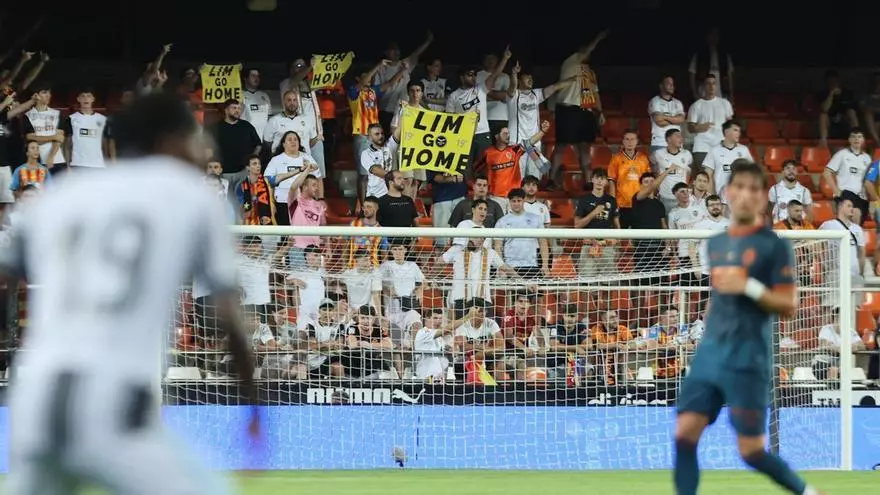 Mestalla grita al final del Taronja: "Corberán, dimisión"