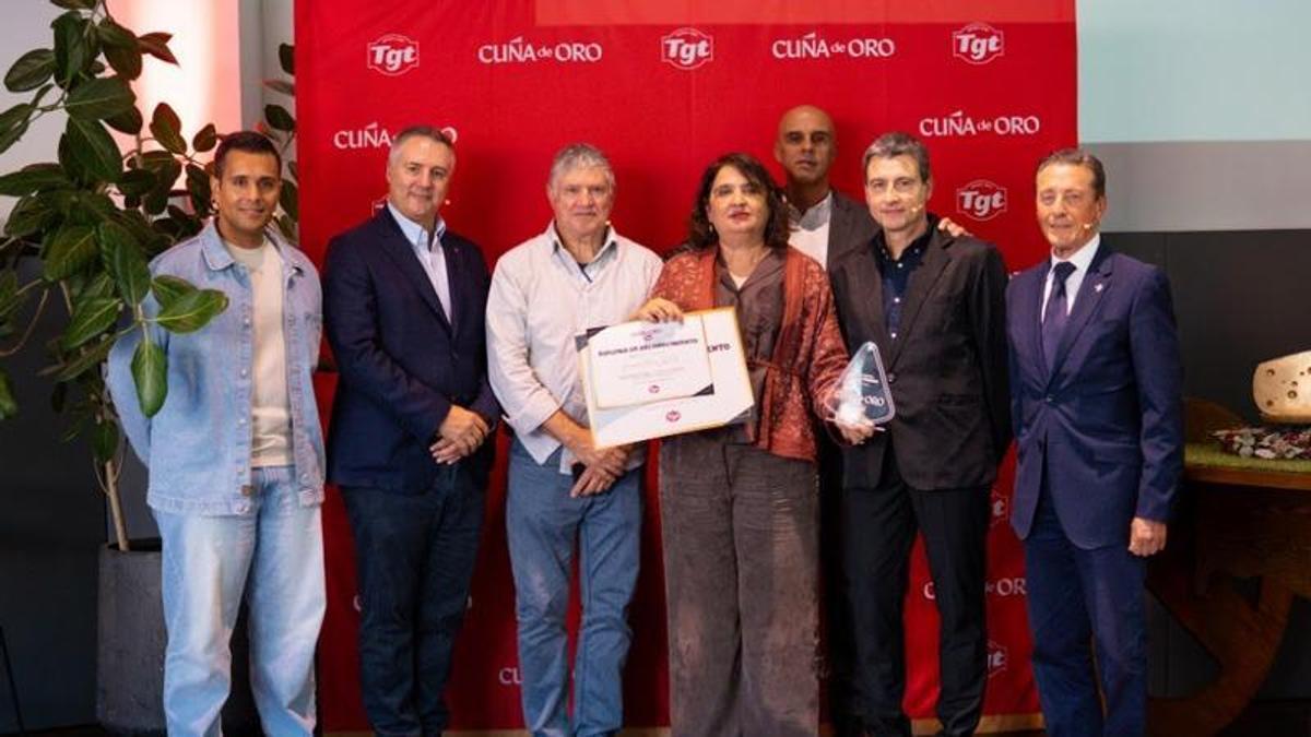 La entrega del premio, con Natalia Lobeto de la Quesería Redes en el centro.