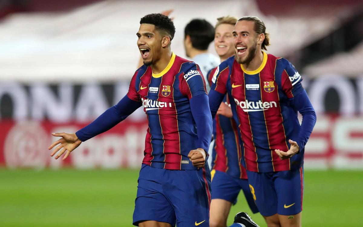 Araujo festeja su gol al Valencia en el Camp Nou perseguido por Mingueza y De Jong.
