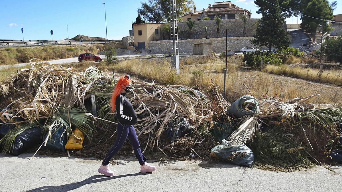 Imagen reciente en la partida alicantina de El Moralet, con restos de poda y escombros amontonados junto a los contenedores denunciados por los vecinos.  | MANUEL R. SALA