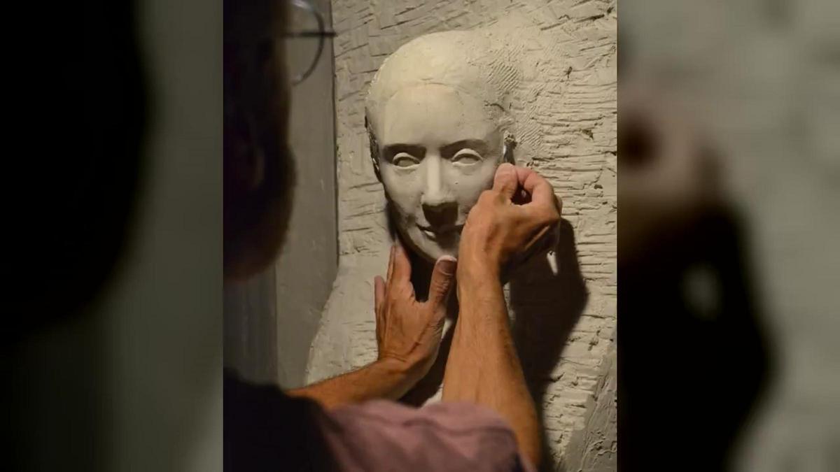 El artista Jordi Coll trabajando en el rostro de la escultura