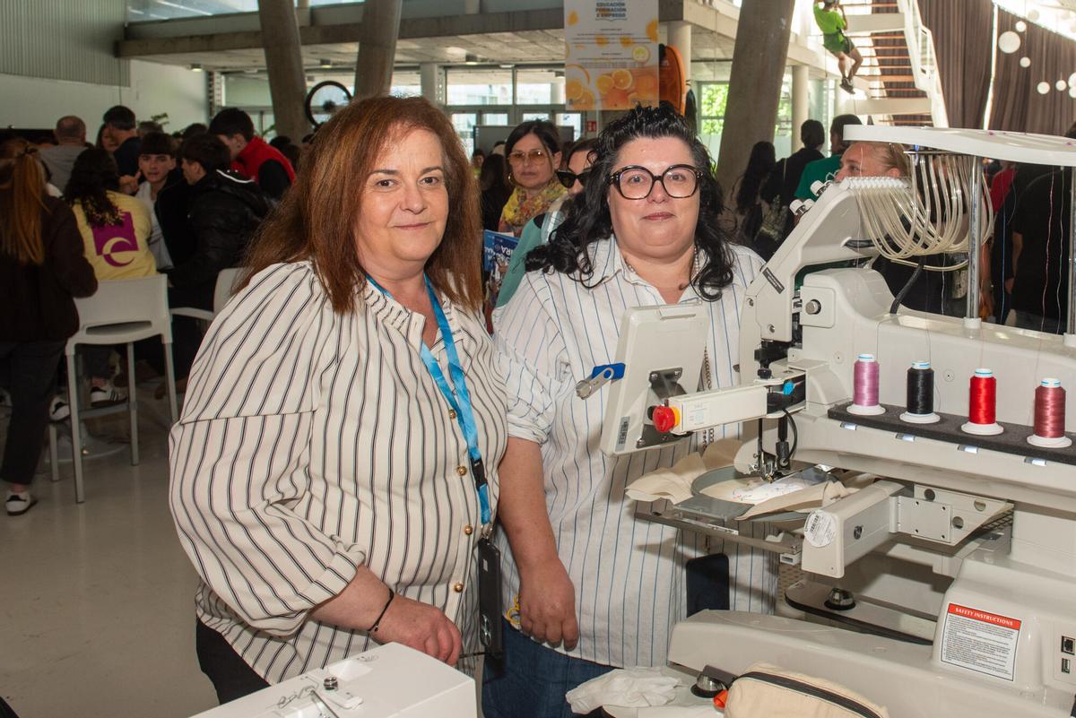 Dolores Seoane, a la derecha, con su compañera docente del IES Paseo das Pontes
