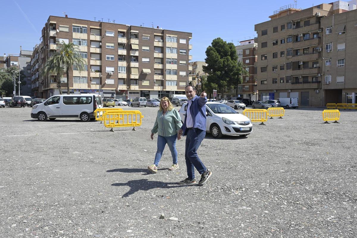 El concejal de Urbanismo, Alejandro Sanchez, supervisa la nueva zona de aparcamiento.