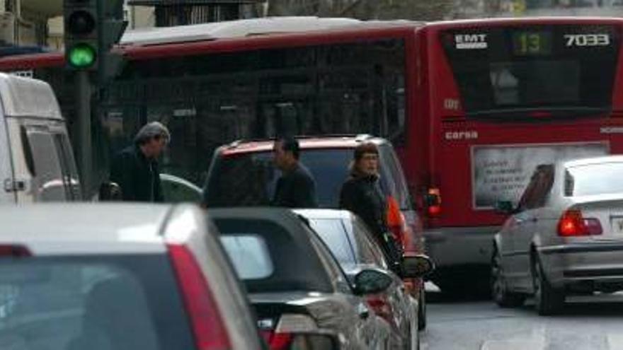 La EMT reordenará su red con buses más pequeños y transbordos para Ciutat Vella