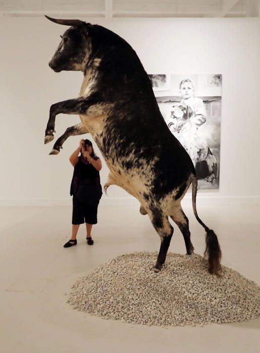 Animales disecados, como un toro o ciervos, colgados como lámparas, junto a pinturas de gran formato, obras del jienense Santiago Ydáñez, se pueden ver en el CAC, en la exposición ''El corazón manda''.