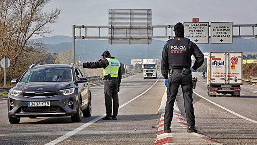 Agents policials en el control d&#039;accés a Igualada.