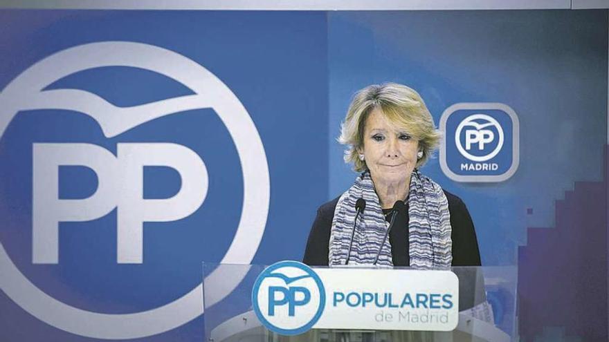 Aguirre, en la comparecencia en la que ayer anunció su dimisión como presidenta del PP de Madrid. // Efe