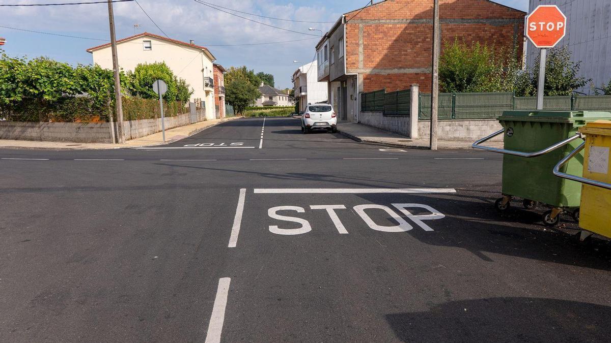Unha das rúas pavimentadas en Melide.