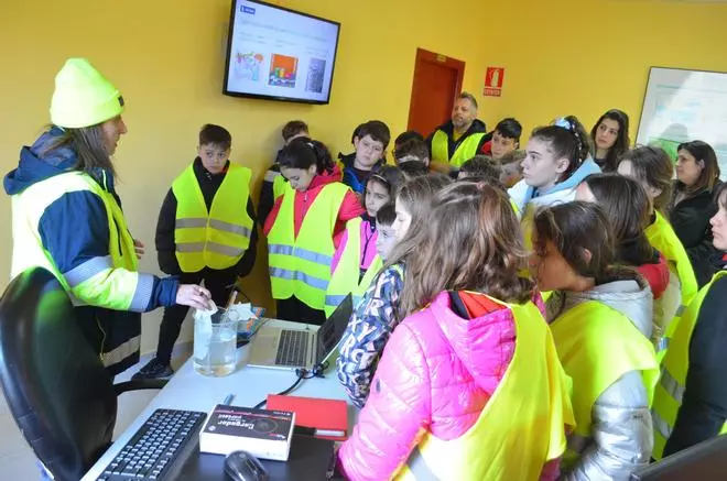 GALERÍA | Estudiantes de La Vega conocen el "Ciclo del Agua" en Benavente