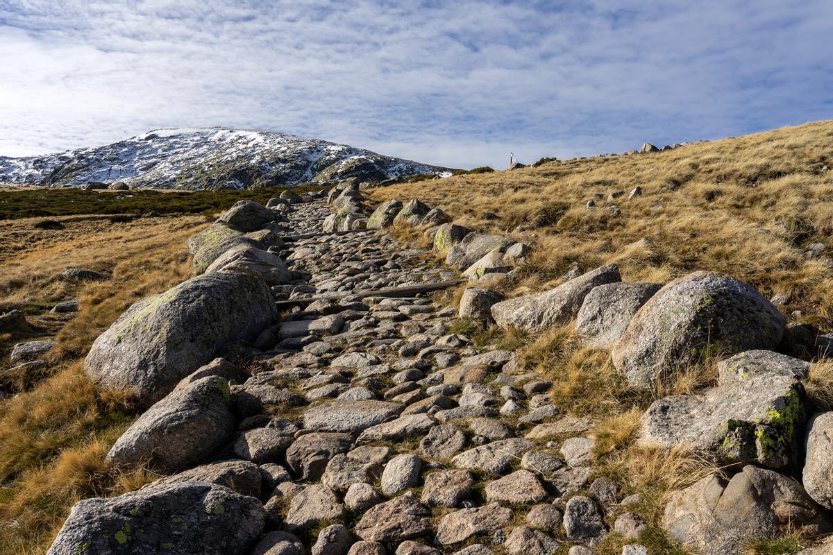 Sendero principal que sube hasta el gran lago del Parque Natural de Gredos.