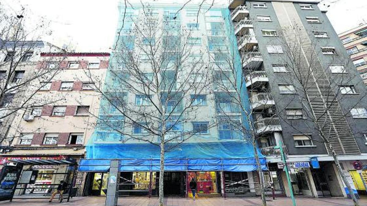Labores de rehabilitación en una vivienda de Zaragoza.
