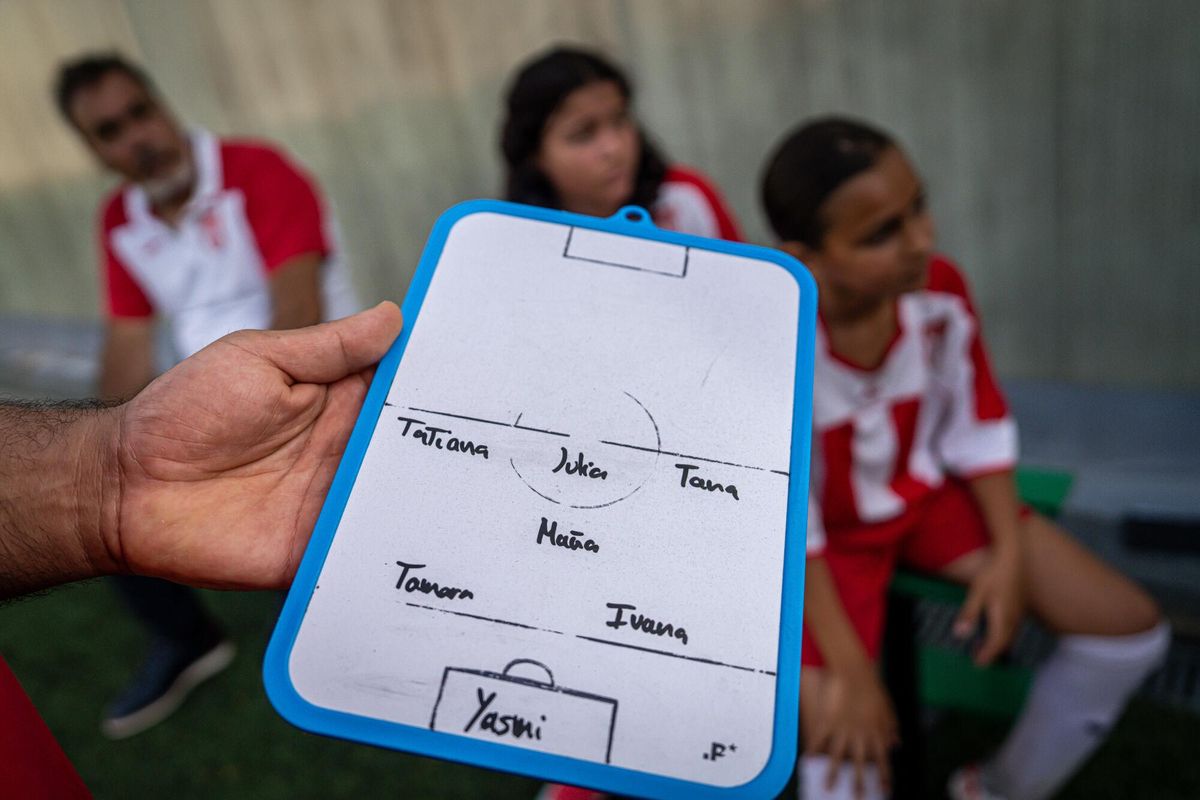 Las niñas gitanas lideran el cambio del fútbol femenino en La Mina