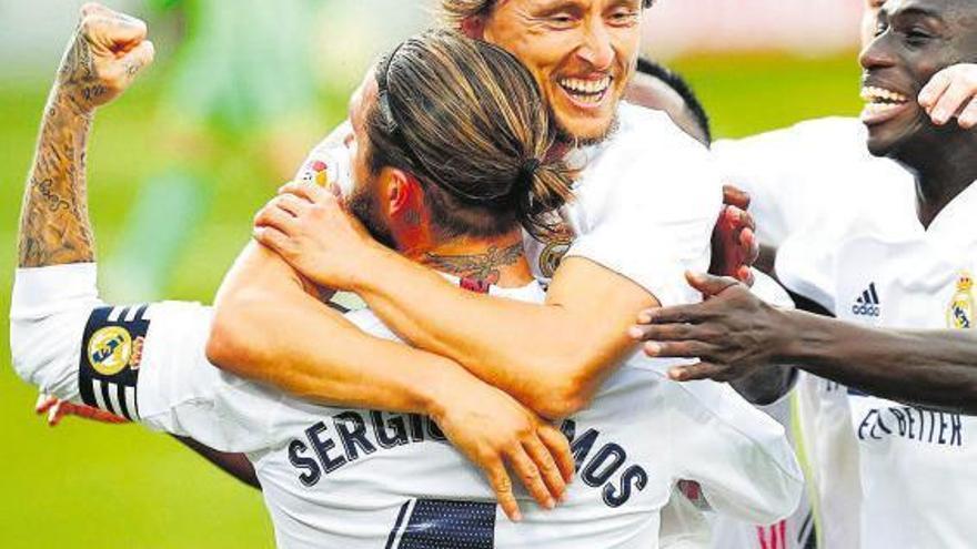 Luka Modric se abraza a Sergio Ramos tras anotar el tercer gol del Real Madrid en el Camp Nou.