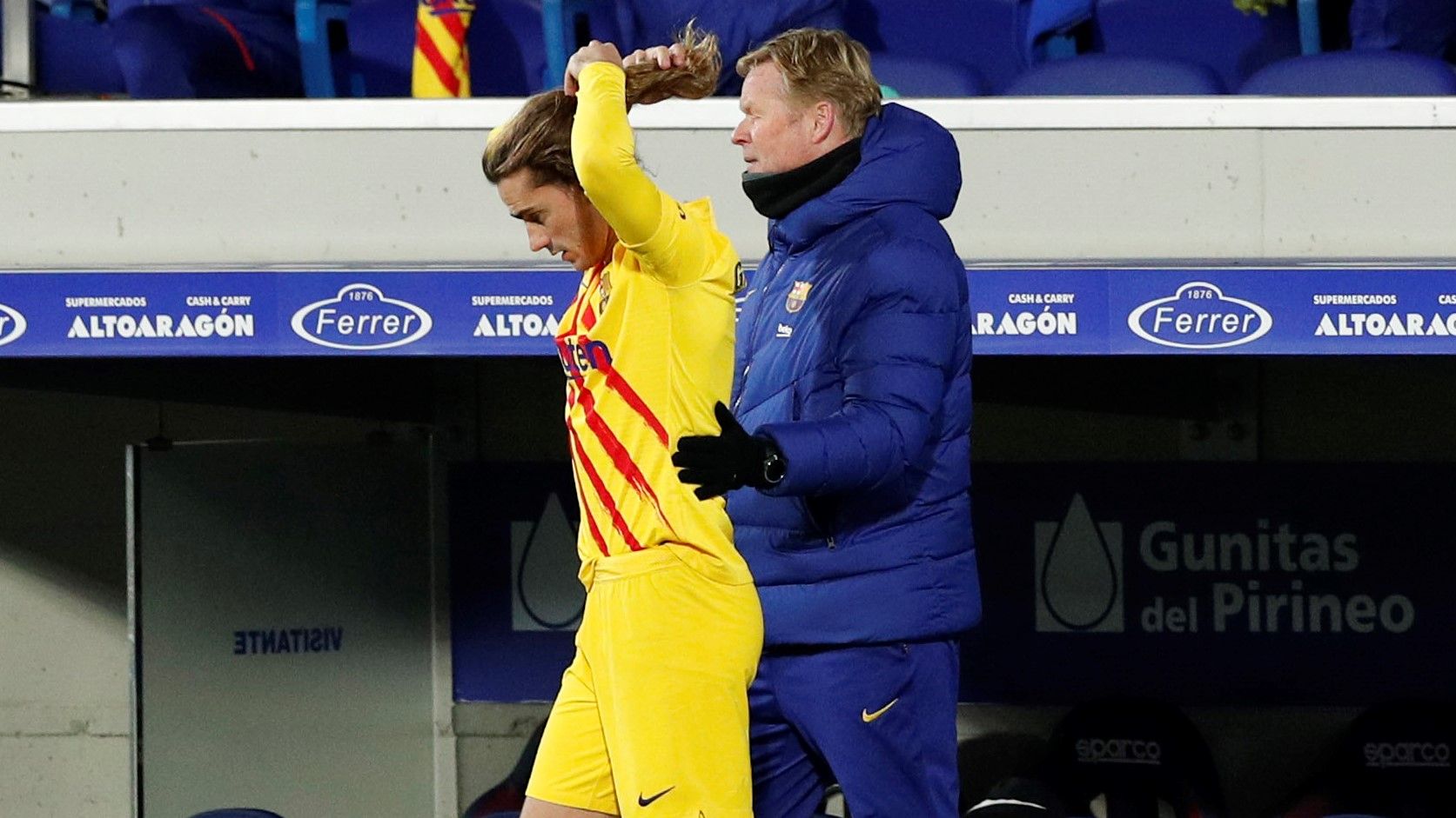 Griezmann se toca la coleta, con Koeman detrás, antes de saltar al césped en sustitución de Braithwaite, este domingo en Huesca.