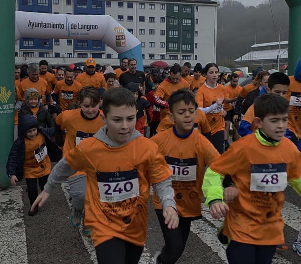 Participantes en la salida de la carrera. |