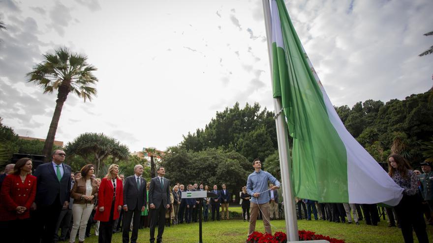 Banderas andaluzas en el vacío