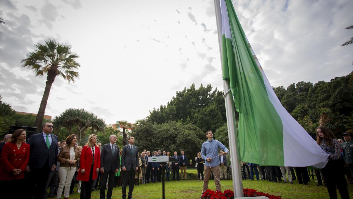 El presidente de la Junta de Andalucía, Juanma Moreno, junto al alcalde Málaga, Francisco de la Torre, durante el acto que ha presidido de izado de la bandera de Andalucía.