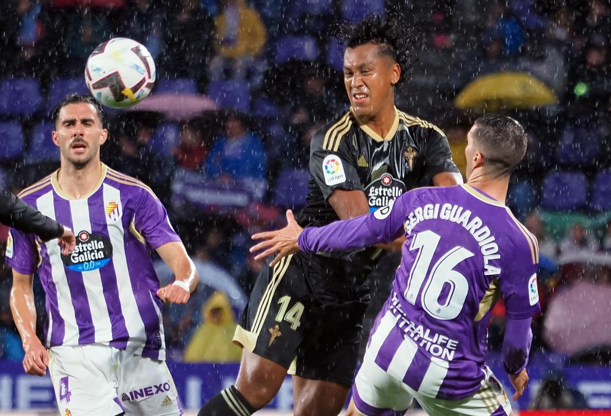 El delantero del Real Valladolid Sergio Guardiola (d) lucha con el peruano Renato Tapia (c), del Celta de Vigo, durante el partido de la décima jornada de Liga en Primera División en el estadio José Zorrilla, en Valladolid. EFE/R. García