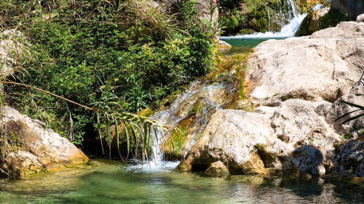 Pasarelas de madera, piscinas naturales y un entorno con historia árabe