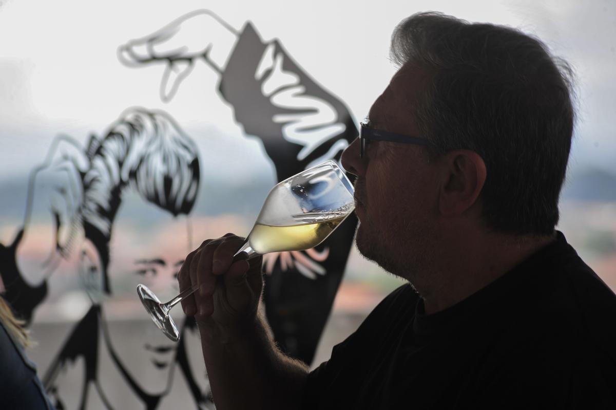 Saboreando un vino de Martín Códax.