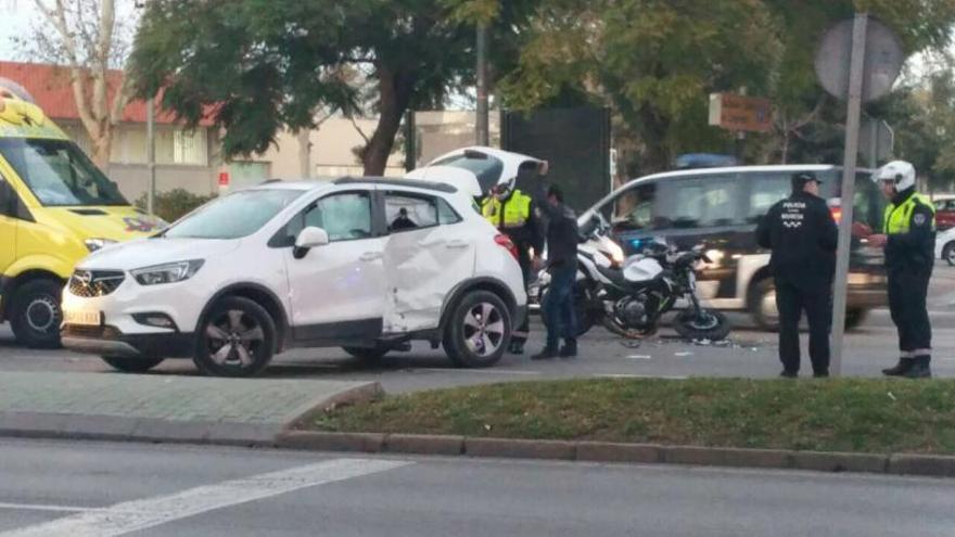 Agentes y sanitarios, en el lugar del accidente.