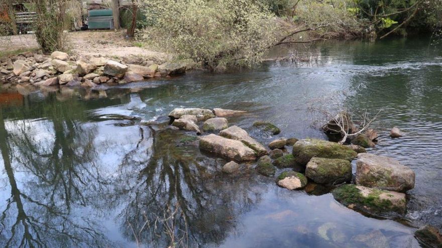 Represa del río Umia en Cabanelas.