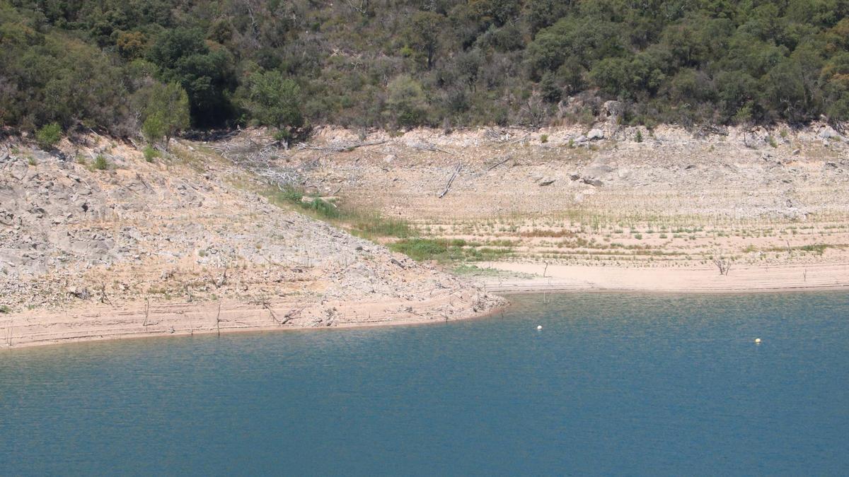 El pantà Darnius-Boadella, a un nivell baix