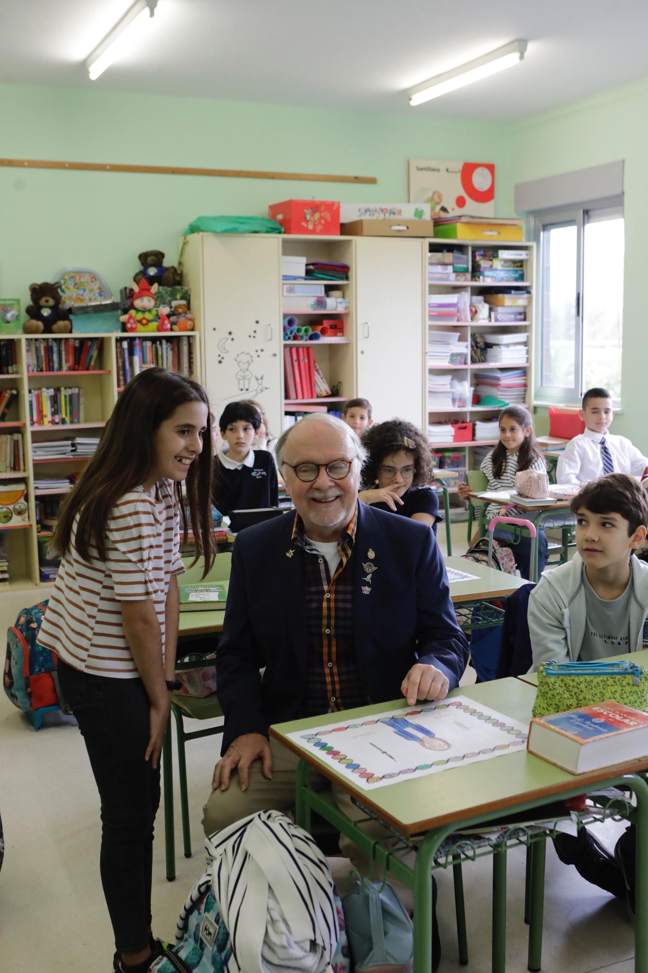 EN IMÁGENES: Philip Felgner, uno de los padres de la vacuna contra el covid, vuelve a Asturias y visita el colegio Clarin en Gijón