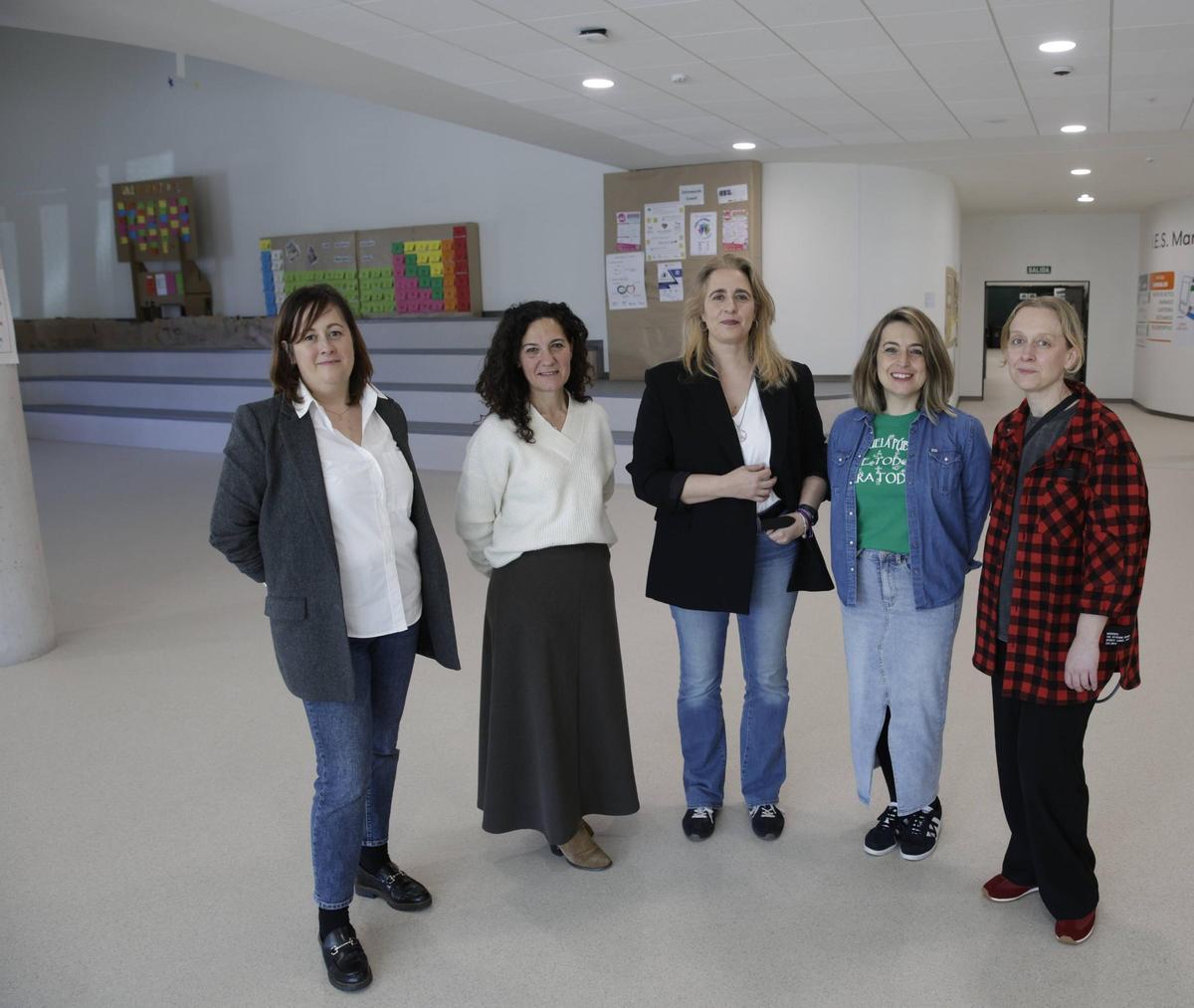 Por la izquierda, Tatiana Rodríguez, Covadonga Lorenzo, Silvia Menéndez, Alicia de la Hera y Elena Rodríguez, que integran el equipo directivo.