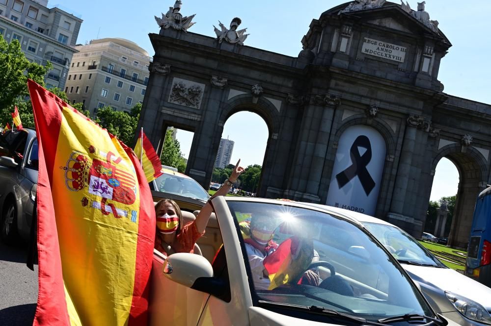 Cientos de personas secundan la protesta de Vox.