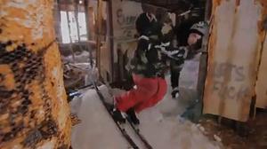 Un esportista d’Alaska s’entrena a l’interior d’un bloc abandonat.