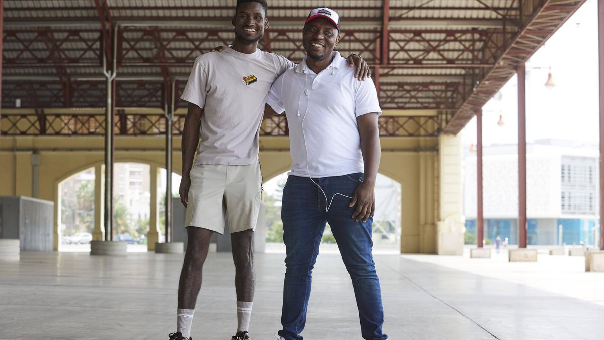 Alhassane y Moses, dos de los migrantes que llegaron a Valencia a bordo del Aquarius hace cinco años