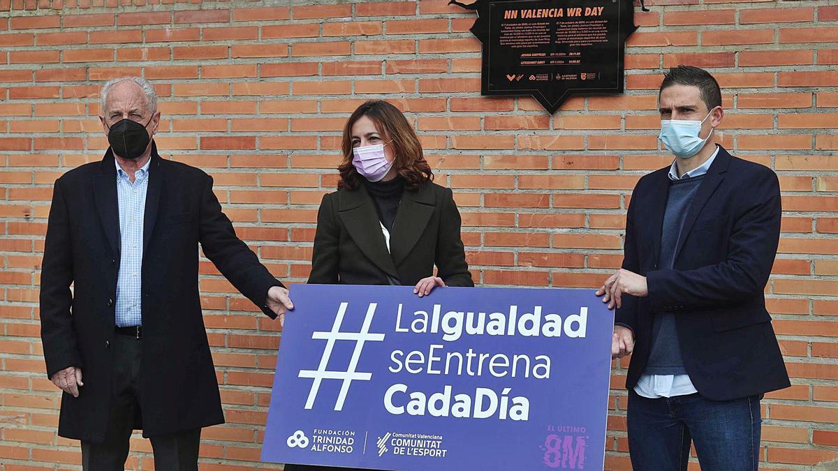 El Estadi del Túria  luce placa con récords mundiales Gidey y Cheptegei  | J.M.LÓPEZ