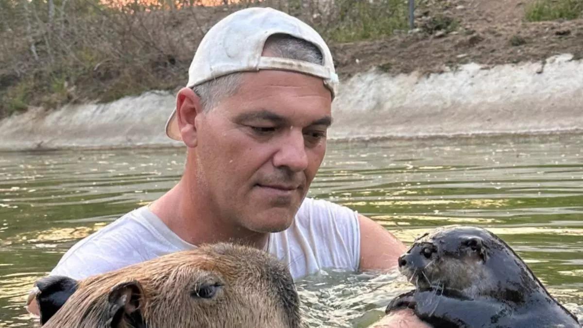 Frank Cuesta junto a una capibara y una nutria.