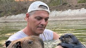Frank Cuesta junto a una capibara y una nutria.