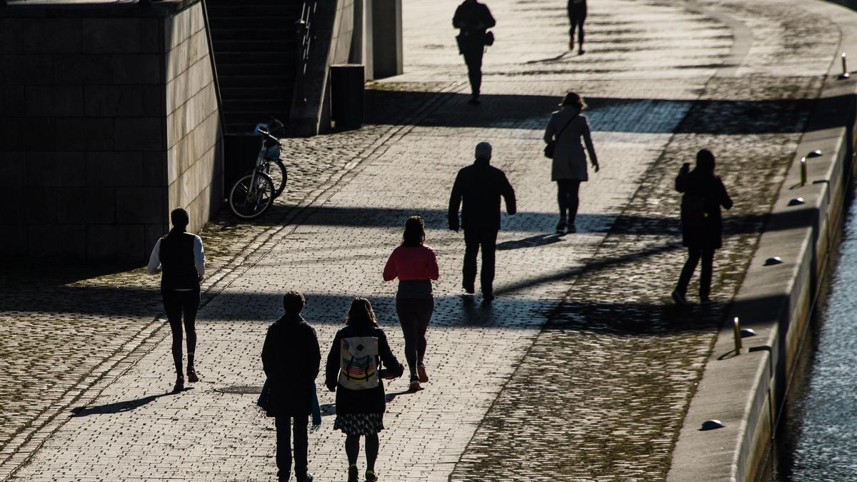 Personas pasean en el centro de Berlín