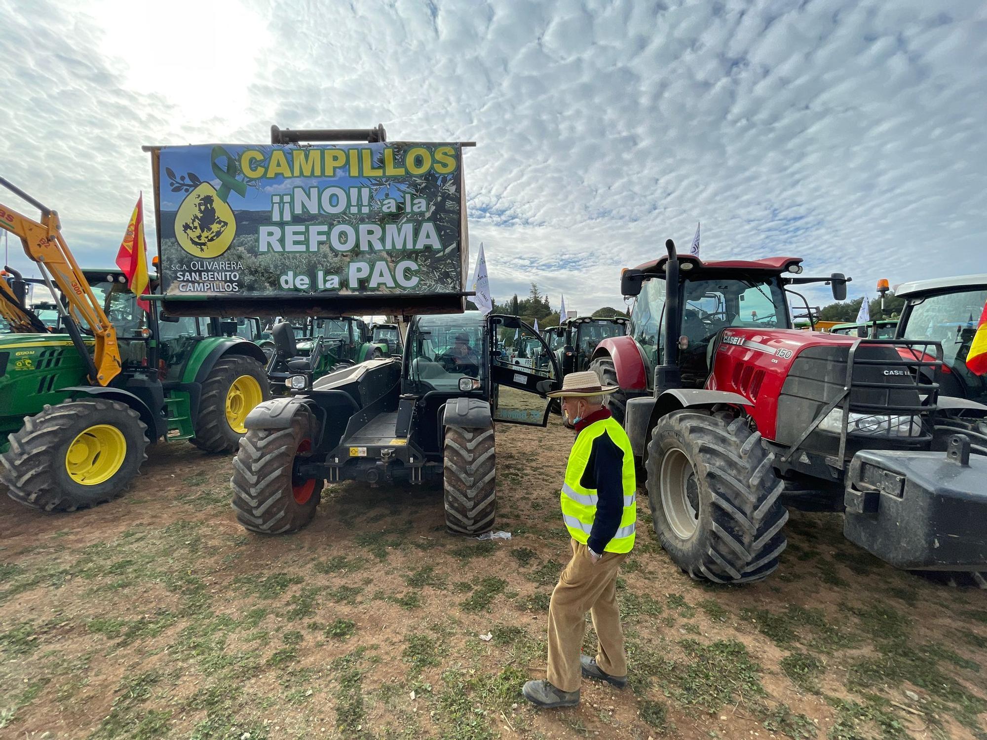 Agricultores se manifiestan con sus tractores en Antequera contra los bajos precios